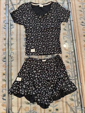Black Floral Short-Sleeve Pajama Set — Women's Two-Piece Lounge Set